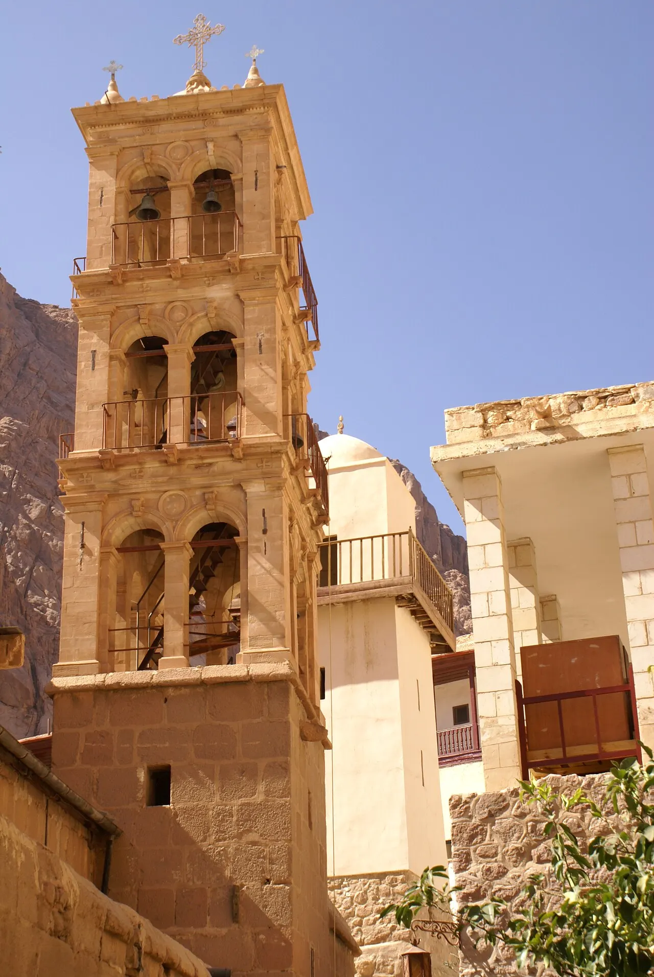 برج كنيسة الدير ومئذنة المسجد الفاطمي يقفان جنبًا إلى جنب داخل أسوار دير سانت كاترين